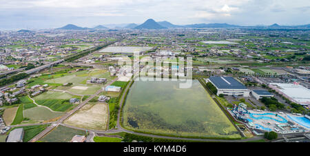 Vista aerea della pianura Sanuki, vista dalla città Zentsuji, Prefettura di Kagawa, Giappone. Mt. Iino nel retro. Foto Stock