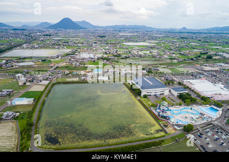 Vista aerea della pianura Sanuki, vista dalla città Zentsuji, Prefettura di Kagawa, Giappone. Mt. Iino nel retro. Foto Stock