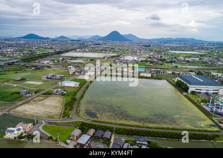 Vista aerea della pianura Sanuki, vista dalla città Zentsuji, Prefettura di Kagawa, Giappone. Mt. Iino nel retro. Foto Stock