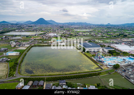 Vista aerea della pianura Sanuki, vista dalla città Zentsuji, Prefettura di Kagawa, Giappone. Mt. Iino nel retro. Foto Stock