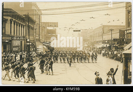 Una fotografia raffigurante soldati della 36th Infantry Division che marciano a Fort Worth, Texas. L'immagine cattura un momento durante una parata militare, mostrando le truppe in formazione. Foto Stock