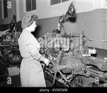 Donna operando un cabestano tornio a Elswick Works 35721744820 o Foto Stock