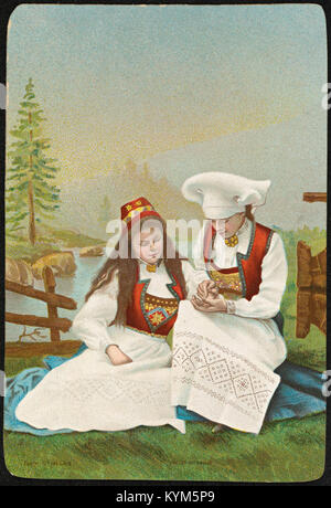 Una fotografia di due donne vestite con il tradizionale bunad norvegese, costumi nazionali. L'immagine cattura il significato culturale e storico di questi indumenti nel patrimonio norvegese. Foto Stock