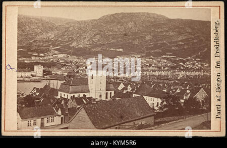 Una vista storica di Bergen, Norvegia, presa da Fredriksberg. Questa fotografia fa parte della collezione della Biblioteca Nazionale di Norvegia, che raffigura lo skyline della città e l'architettura circostante. È un'immagine del XIX secolo in formato carte de visite. Foto Stock