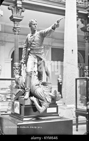 Fotografia storica dell'esercito indiano britannico durante la seconda guerra anglo-afghana, che mostra un soldato che protegge il suo compagno o si trova in piedi sopra i sconfitti. Catturato in un negativo di vetro da Robert French. Foto Stock