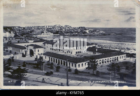 Fotografia dell'Auditorium e del Surf Pavilion a Bondi Beach, che mostra l'architettura iconica e il suo significato culturale a Sydney. Foto Stock
