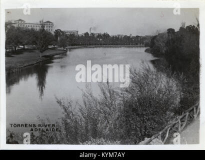 Una fotografia scattata intorno al 1948 che mostra il fiume Torrens ad Adelaide, Australia meridionale. L'immagine cattura il paesaggio panoramico del fiume e l'area circostante durante la metà del XX secolo. Foto Stock