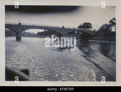 Una fotografia storica del 1936 che mostra una barca sul fiume Yarra a Melbourne, Victoria. L'immagine fa parte della collezione Woodley album della Royal Australian Historical Society (RAHS). Foto Stock