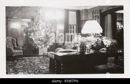 Una nostalgica scena natalizia al Government House di Edmonton, Alberta, che raffigura le celebrazioni natalizie e l'architettura storica dell'edificio durante l'inverno. Foto Stock