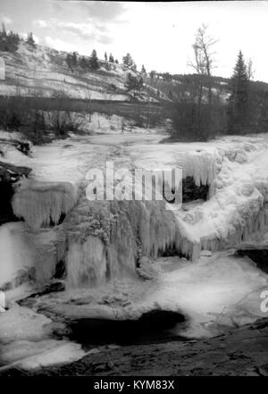 Lundbreck cade sul fiume Crowsnest, Alberta, congelato in inverno o 27748931529 Foto Stock