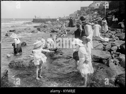 Una collezione di negativi di vetro raffiguranti le regioni di Sydney, tra cui Clovelly, Coogee e Manly, che mostrano la vita costiera dei primi anni del XX secolo. Foto Stock