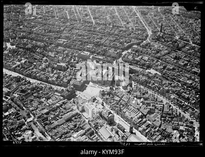 Una fotografia aerea di Amsterdam, scattata tra il 1920 e il 1940. Questa immagine storica mostra la struttura della città, i suoi canali e le aree circostanti durante l'inizio del XX secolo, fornendo una vista unica sullo sviluppo di Amsterdam. Foto Stock