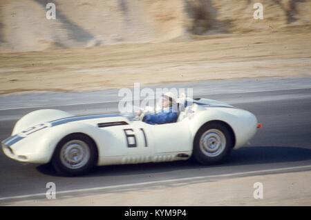 Vista di azione in velocità del sig. de Crawford la guida del n. 61 Lister-Jaguar Knobbly giù per la pista a Sports Car Club of America è SCCA gare nazionali in Montgomery, New York, 17 Agosto, 1958. () Foto Stock