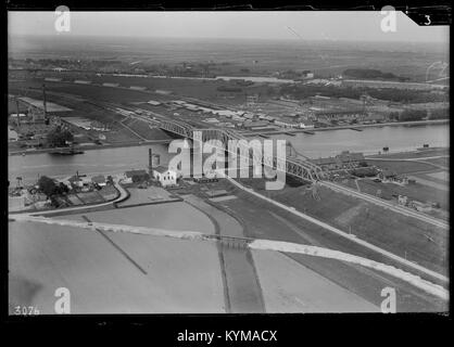Fotografia aerea di Hembrug, scattata tra il 1920 e il 1940. Questa immagine cattura il paesaggio industriale e le infrastrutture della zona durante i primi anni del XX secolo, mostrando lo sviluppo e le caratteristiche architettoniche di Hembrug. Foto Stock