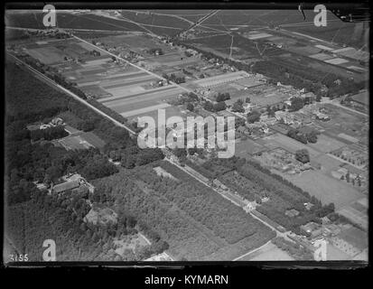 Fotografia aerea di Soesterberg, scattata tra il 1920 e il 1940, che mostra il paesaggio e le installazioni militari durante questo periodo di tempo. L'immagine fornisce informazioni storiche sullo sviluppo dell'area. Foto Stock