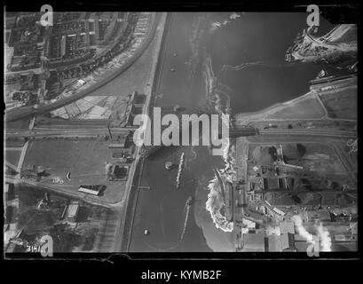 Fotografia aerea scattata tra il 1920 e il 1940 che mostra la città di IJmuiden, Paesi Bassi. L'immagine cattura il paesaggio e l'area portuale durante l'inizio del XX secolo. Foto Stock