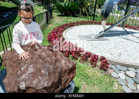 Buenos Aires Argentina,Bosques de Palermo,Parque 3 de febbraio,parco pubblico,Planetario Galileo Galilei planetarium,metal meteorite,Chac,Ispanico,ragazza gi Foto Stock