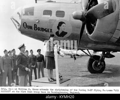 Un'immagine storica di un Boeing B-17 Flying Fortress, che mostra l'iconico bombardiere della seconda guerra mondiale in volo. La foto cattura il design e il ruolo dell'aereo durante la guerra, sottolineandone il significato nella storia dell'aviazione. Foto Stock