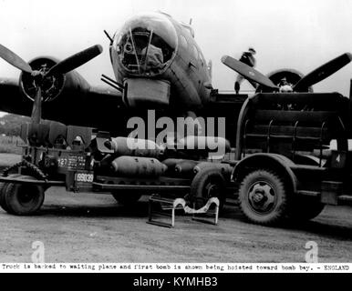 Un'immagine storica del Boeing B-17 Flying Fortress, un notevole bombardiere americano della seconda guerra mondiale. La foto mostra il suo design e la sua funzionalità durante la guerra. Foto Stock