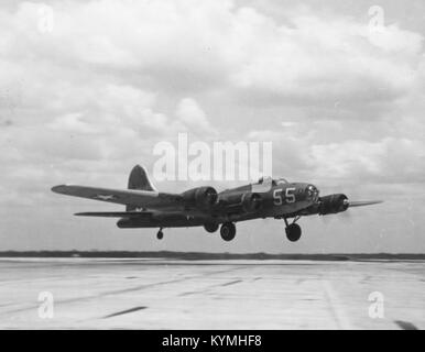 Un'altra immagine storica del Boeing B-17 Flying Fortress, che mostra l'aereo in azione durante il suo servizio nella seconda guerra mondiale. Foto Stock