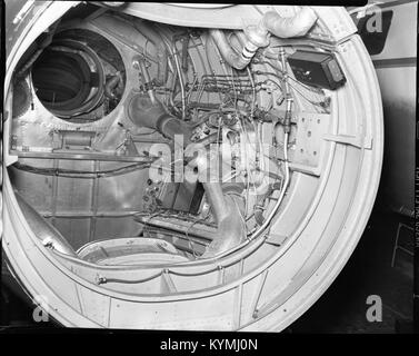 Un negativo bianco e nero di un aereo Convair, che ne mostra il design e le caratteristiche. Questa immagine fa parte degli archivi storici dell'aviazione, che mettono in risalto gli aerei della metà del XX secolo. Foto Stock