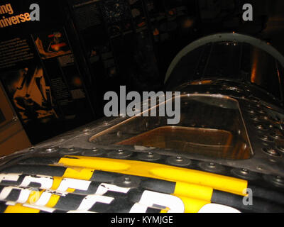 Una fotografia relativa al progetto Mercury, il primo programma di volo spaziale umano degli Stati Uniti, che mostra elementi delle missioni storiche del programma, tra cui veicoli spaziali e astronauti. Foto Stock