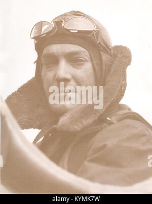 Una fotografia di Warren D. Williams, uno dei primi piloti della U.S. Air mail, che indossa un casco da volo in pelle e occhiali, scattata nel 1921. Williams fu determinante nello sviluppo iniziale della consegna della posta aerea negli Stati Uniti. Foto Stock
