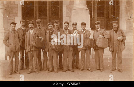 Una fotografia del 1889 che mostra i corrieri postali a Concord, New Hampshire, in piedi all'aperto con le loro uniformi postali, riflettendo il ruolo dei lavoratori postali alla fine del XIX secolo. Foto Stock