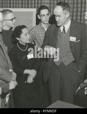 Da sinistra a destra Chien-shiung Wu (1912-1997) e Dr Brode 6891734435 o Foto Stock