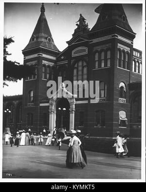 Una fotografia dei visitatori in piedi di fronte al Museo Nazionale degli Stati Uniti, che cattura le caratteristiche architettoniche dell'edificio e il coinvolgimento del pubblico con le mostre del museo durante un momento storico. Foto Stock