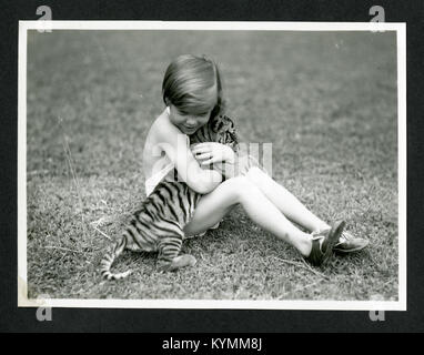 Bambino non identificato con tiger cub fotografato durante il National 7996910514 o Foto Stock