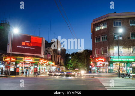 Buenos Aires Argentina,Palermo,notte sera,traffico,strada,intersezione,attraversamento pedonale,cartellone,ad,Netflix,crepuscolo,neon,ispanico,ARG171119223 Foto Stock