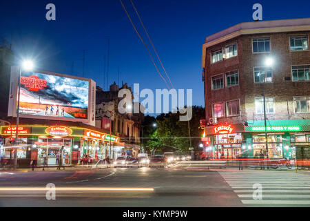 Buenos Aires Argentina,Palermo,notte vita notturna sera dopo buio,strisce chiare,traffico,strada,intersezione,attraversamento pedonale,cartellone,pubblicità Foto Stock