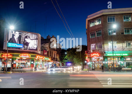 Buenos Aires Argentina,Palermo,notte vita notturna sera dopo buio,strisce chiare,traffico,strada,intersezione,attraversamento pedonale,cartellone,pubblicità Foto Stock