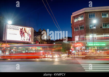 Buenos Aires Argentina,Palermo,notte sera,strade chiare,traffico,strada,intersezione,attraversamento pedonale,cartellone,ad,crepuscolo,neon,ispanico,ARG17111922 Foto Stock