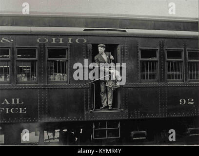 Railway Post Office Clerk in Mail Auto o 2551091684 Foto Stock