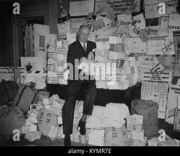 Postmaster Generale James un Farley durante il National Air Mail settimana, 2551232980 o Foto Stock