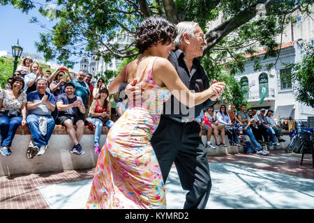 Buenos Aires Argentina,San Telmo Plaza Dorrego,ballerini di tango,anziani cittadini,ispanici,uomini maschi,donne femmine donne,coppia,balli,a Foto Stock