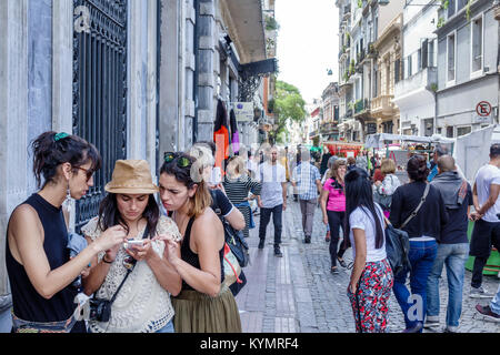 Buenos Aires Argentina,San Telmo,fiera d'arte,vendor vendor,bancarelle stand mercato acquisto vendita vendita, bancarelle stand mercato shopping shopper shop Foto Stock