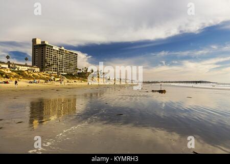 Pacific Beach Scenic Ocean vista orizzontale e San Diego costa Californiana con distante Waterfront Hotel di Lusso Residence all'orizzonte Foto Stock