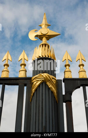 Di colore oro cime delle ringhiere circostante militare storico albergo nel centro di Parigi, Francia. Foto Stock