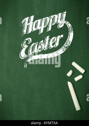 Felice Pasqua su una lavagna con gesso e spazio per il testo o immagine Foto Stock