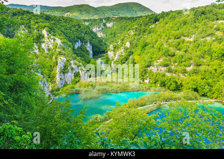Antenna colorati vista panoramica sulla foresta, alberi, paesaggio, blu acqua laghi e cascate del Parco Nazionale dei laghi di Plitvice, Croazia Foto Stock