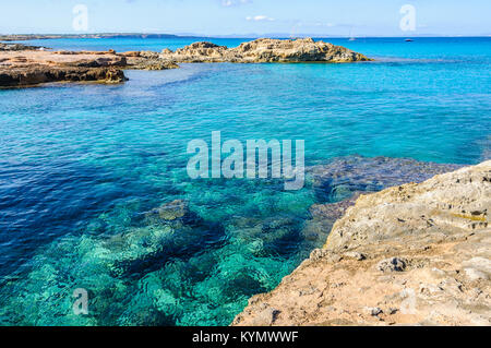 Mare trasparente in Es Calo de Sant Agusti Cove nell'isola di Formentera, Spagna Foto Stock