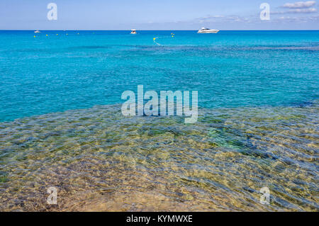 Mare trasparente in Es Calo de Sant Agusti Cove nell'isola di Formentera, Spagna Foto Stock