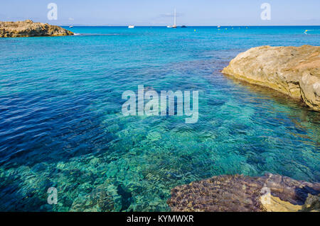 Mare trasparente in Es Calo de Sant Agusti Cove nell'isola di Formentera, Spagna Foto Stock