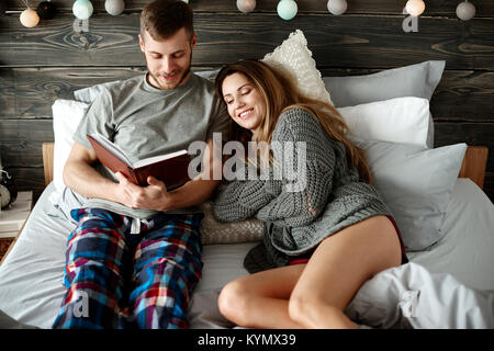 Allegro giovane libro nella loro camera da letto Foto Stock