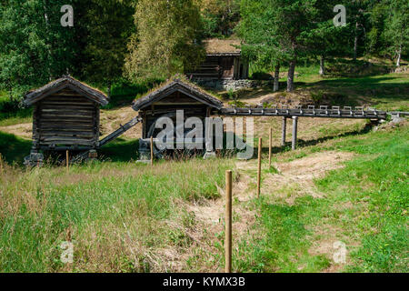 Mulino ad acqua e piccole cabine di legno con tetti di erba all'aria aperta West-Telemark Museum di Eidsborg Norvegia risalente al periodo medievale Foto Stock