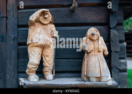 Scolpita in legno di grandi statue di vecchia coppia uomo e donna troll folclore tradizionale in Norvegia Foto Stock