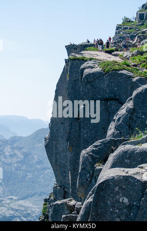 Uno dei la più popolare destinazione turistica in Norvegia è il Pulpito Rock Prekestolen - una ripida scogliera che sorge a 604 metri sopra il Lysefjorden Foto Stock